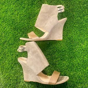 Nine West Taupe sandal - size 6